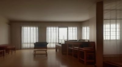 高校计算机系学生在实验室使用 17c.com github 开源资源完成毕业设计，笔记本屏幕显示代码与文档页面